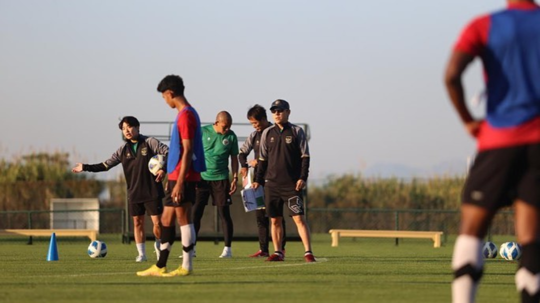 Nova Arianto (hijau) mendampingi Shin Tae-yong (bertopi) saat memimpin latihan timnas U-20 Indonesia di Turki, November 2022.