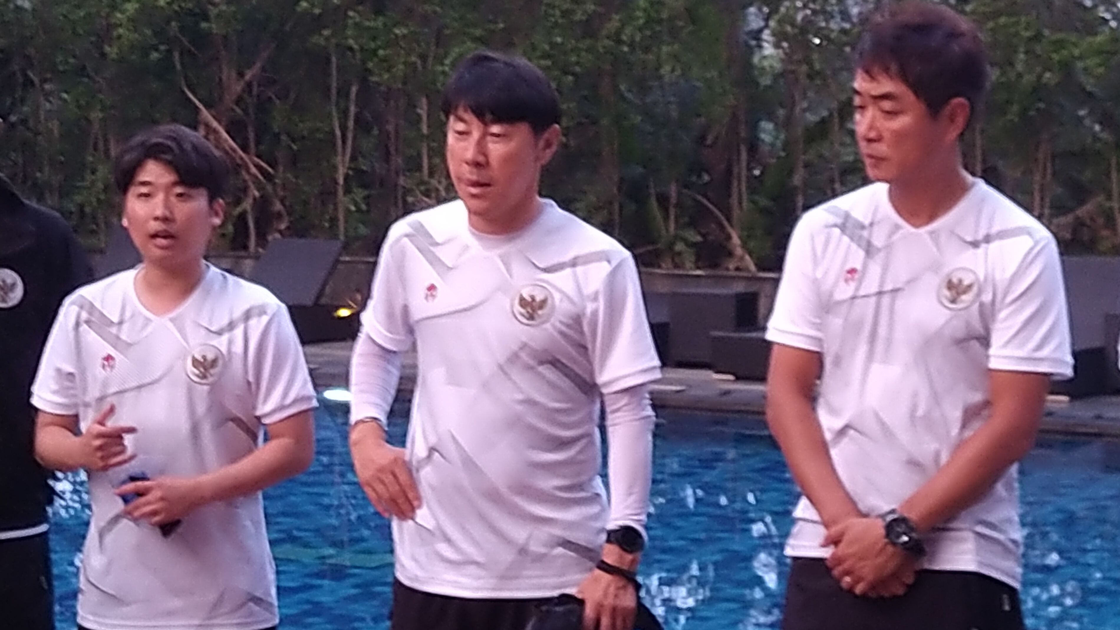 Pelatih timnas Indonesia, Shin Tae-yong (tengah), memberikan arahan pada pembukaan pemusatan latihan di Jakarta, 26 Mei 2022.