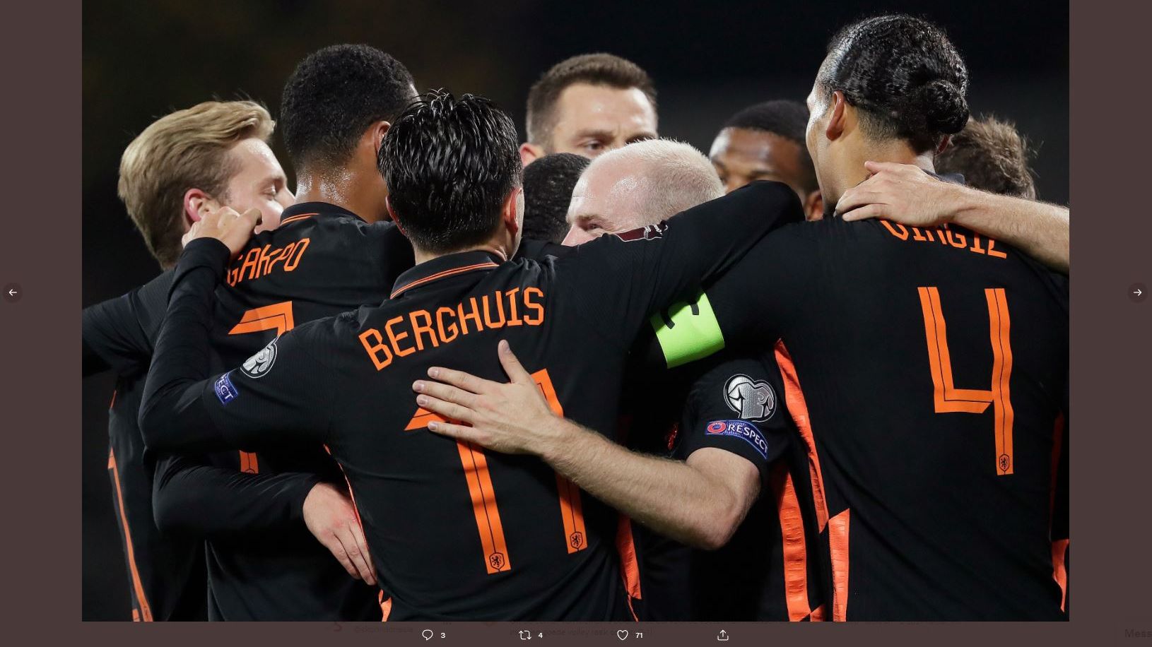Para pemain Belanda merayakan gol ke gawang Latvia di Kualifikasi Piala Dunia 2022.