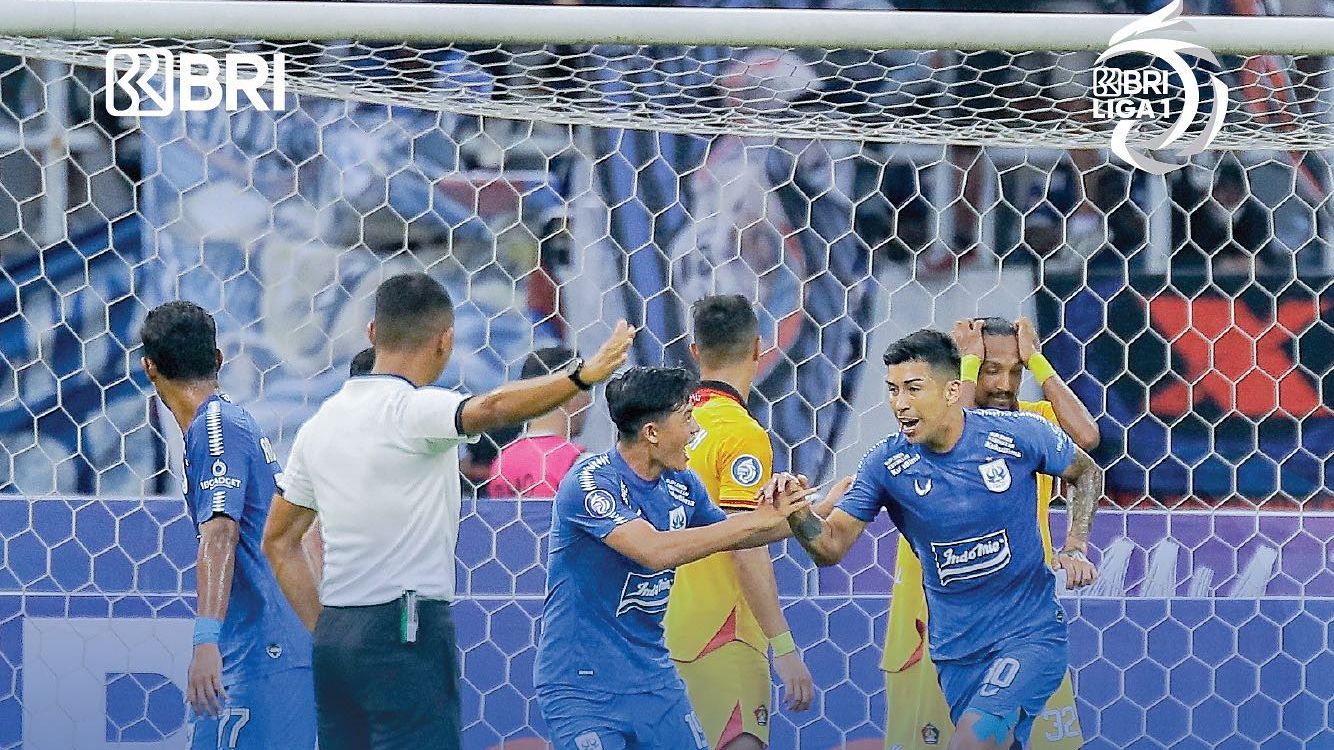 Jonathan Cantillana (kanan) disambut Alfeandra Dewangga seusai membuat gol untuk PSIS ke gawang Persik dalam laga pekan kelima Liga 1 2022-2023 di Stadion Jatidiri, Semarang, 18 Agustus 2022.