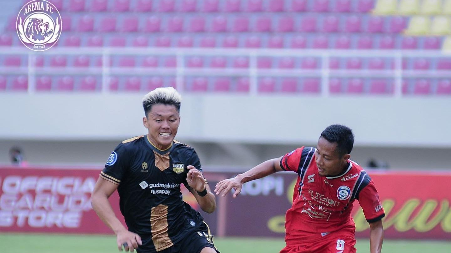Aksi gelandang Arema FC, Evan Dimas (kanan) saat adu sprint dengan Feby Eka Putra dari Dewa United dalam laga pekan ke-12 Liga 1 2022-2023, 7 Desember 2022.