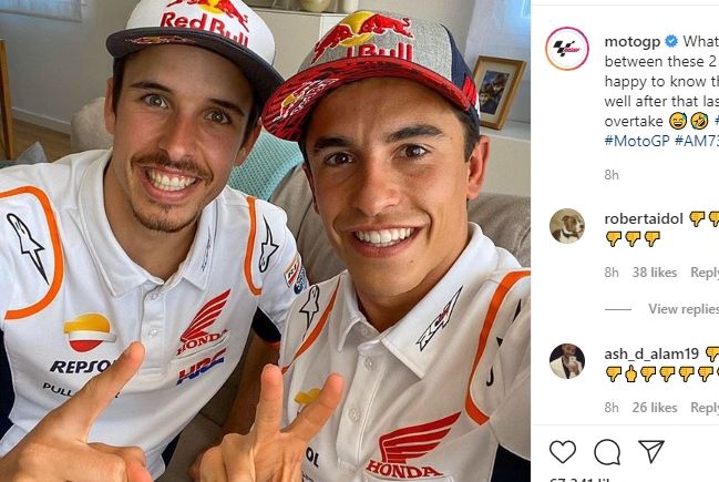 Alex Marquez (kiri) dan sang kakak, Marc Marquez, kompak berselebrasi setelah berhasil finis di posisi dua terdepan dalam balapan virtual MotoGP di Sirkuit Misano pada 17 Mei 2020.