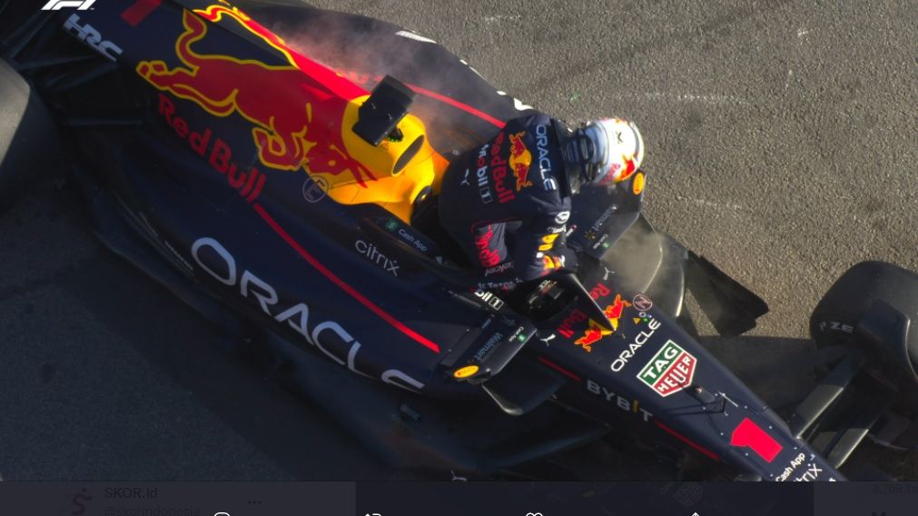 Momen saat Max Verstappen (Red Bull Racing) keluar dari mobilnya yang mengalami kendala teknis dalam sesi balapan F1 GP Australia 2022 yang berlangsung di Sirkuit Albert Park, Melbourne pada Minggu (10/4/2022).