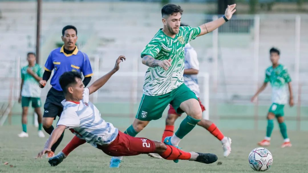 Higor Vidal berupaya menghindari hadangan pemain lawan saat membela Persebaya dalam uji coba melawan Putra Delta Sidoarjo di Lapangan ABC Gelora Bung Tomo, Surabaya, 3 Juni 2022.