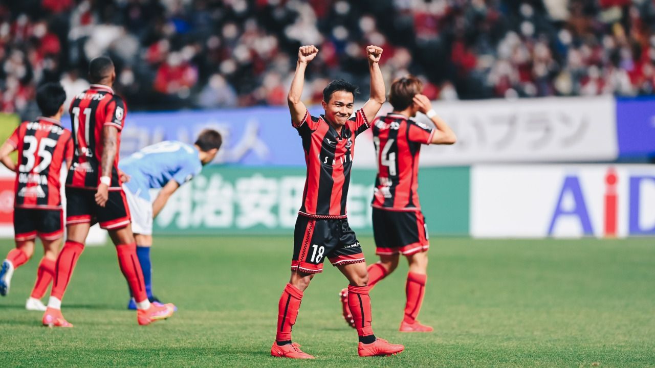 Pemain Thailand, Chanathip Songkrasin, mencetak satu gol saat timnya Hokkaido Consadole Sapporo menang lawan Yokohama FC di Meiji Yasuda J1 League, Sabtu 927/2/2021).