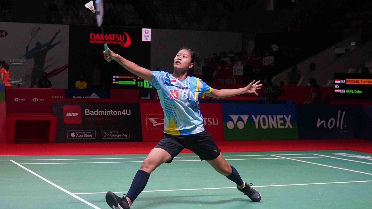 Aksi Putri Kusuma Wardani saat melakoni laga babak kualifikasi Indonesia Masters 2022 yang digelar di Istora Senayan, Jakarta pada Selasa (7/6/2022).