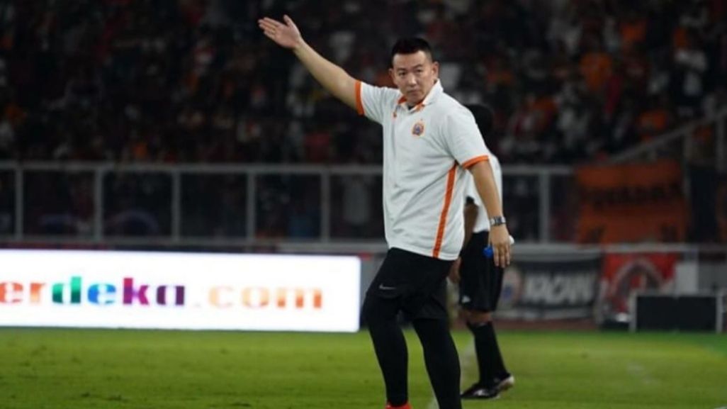 Dokter Tim Persija Jakarta, Donny Kurniawan, saat mendampingi tim di suatu pertandingan.