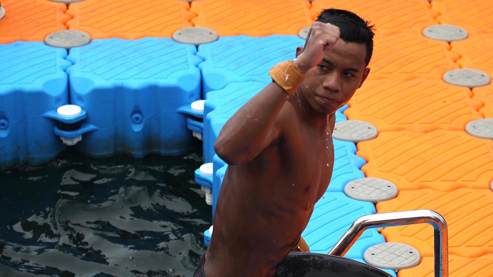 Aflah Fadlan Prawira atlet Renang Perairan Terbuka Putra 10 KM Jawa Barat mendarat usai laga PON XX Papua di Teluk Yos Sudarso Jayapura, Selasa (5/10/2021). (Foto PB PON XX/Ardy Alvez)