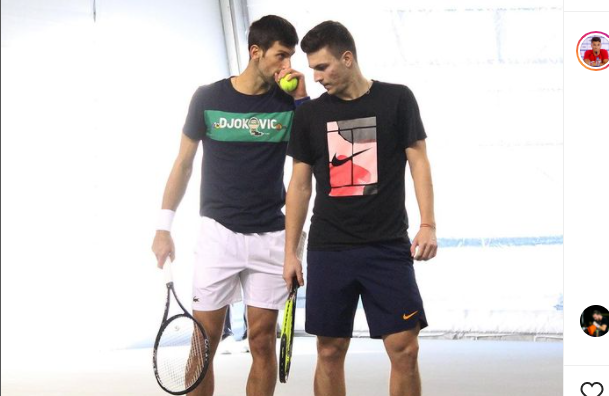 Miomir Kecmanovic (kanan) bersama dengan rekan senegaranya Novak Djokovic saat latihan.