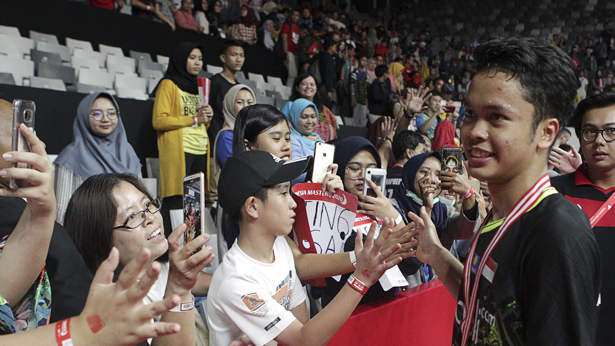 Anthony Sinisuka Ginting bersama para fans, pada laga final Indonesia Masters 2020 yang digelar di Istora Senayan, Jakarta, pada Jumat (19/1/2020)