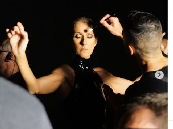 Tim penata rias mempersiapkan tampilan Celine Dion sebelum sebuah pertunjukan. 