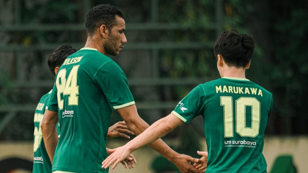 Dua pemain asing Persebaya Surabaya, Jose Wilksondan Taisei Marukawa (kanan) mendapat kesempatan bermain saat timnya beruji coba melawan Malang United pada 18 Juni 2021.