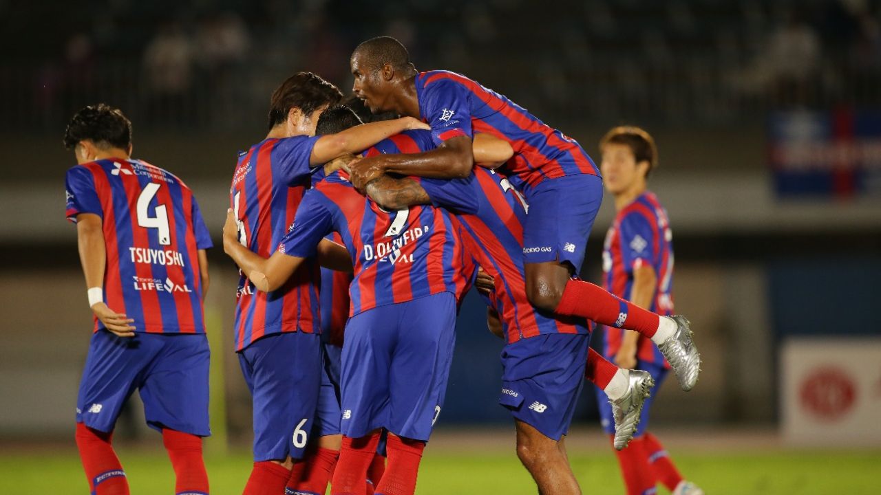 Para pemain F.C.Tokyo merayakan gol di laga J.League YBC Levain Cup 2021.