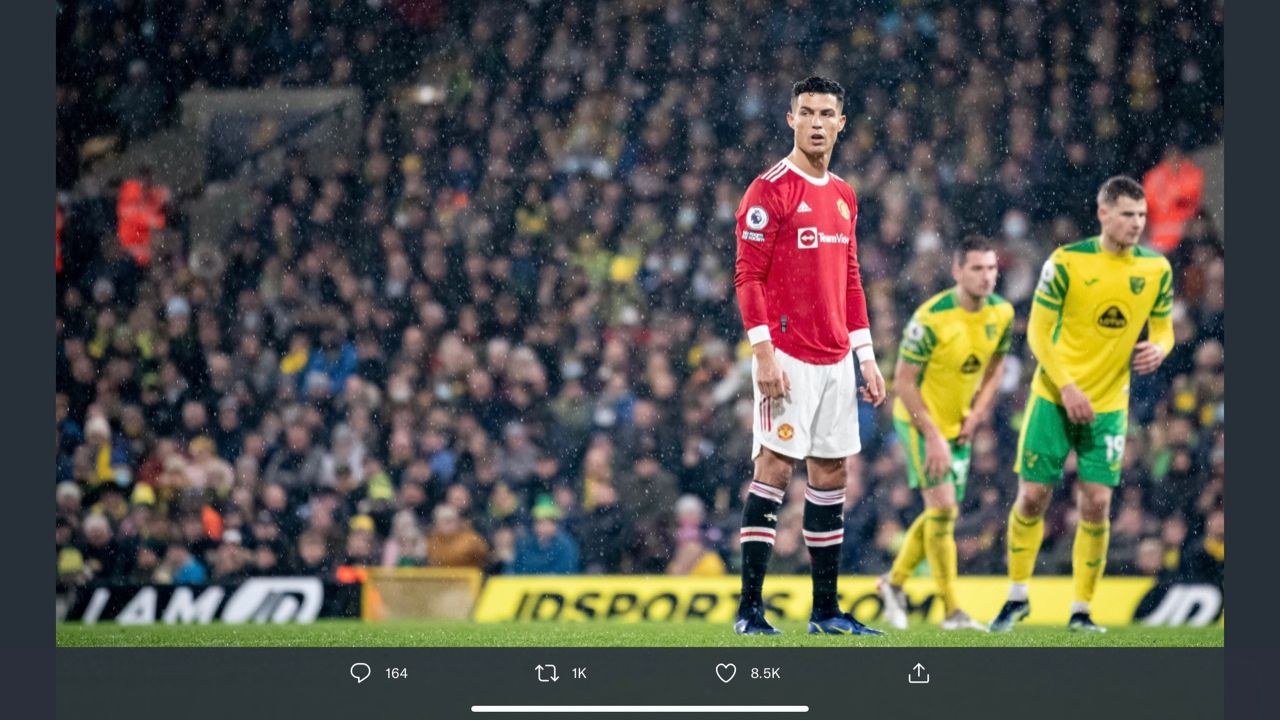 Cristiano Ronaldo saat mengeksekusi penalti ke gawang Norwich City.