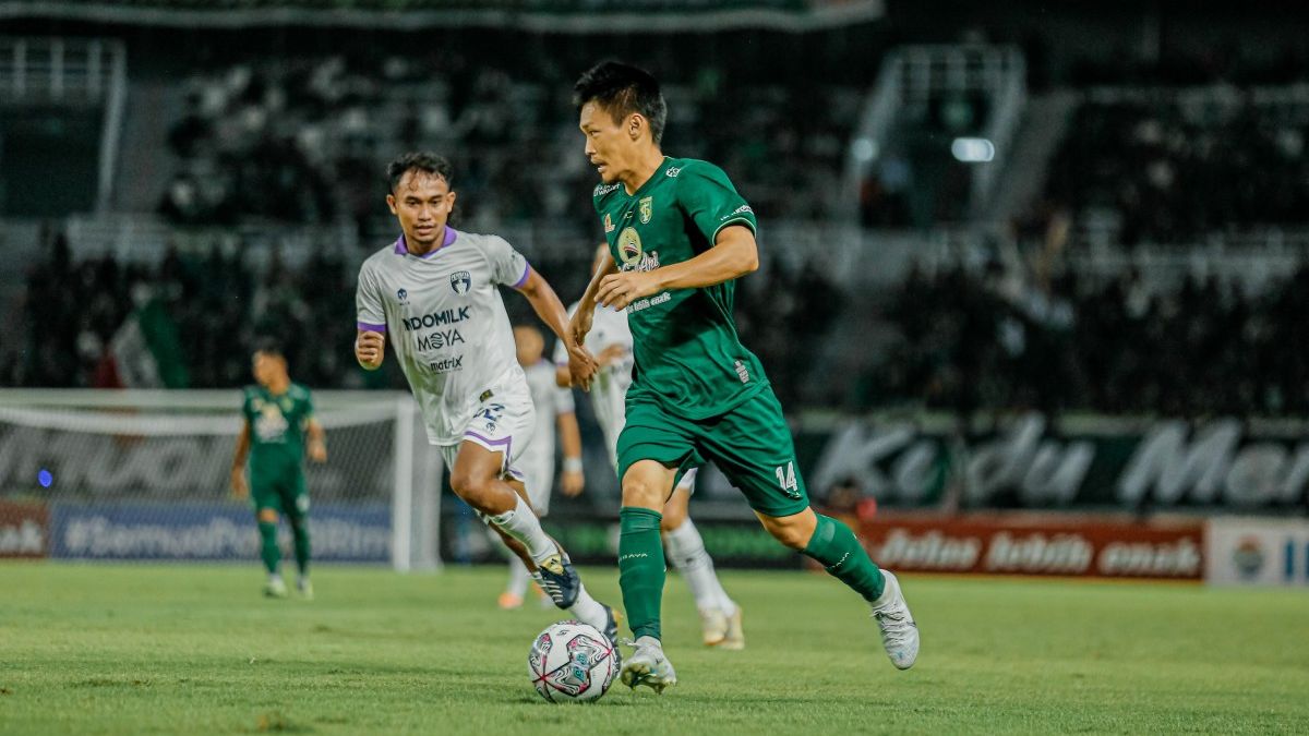 Pemain asing Persebaya, Sho Yamamoto, menguasai bola dalam pertandingan melawan Persita Tangerang pada pekan kedua Liga 1 2022-2023 di Stadion Gelora Bung Tomo, Surabaya, 1 Agustus 2022.