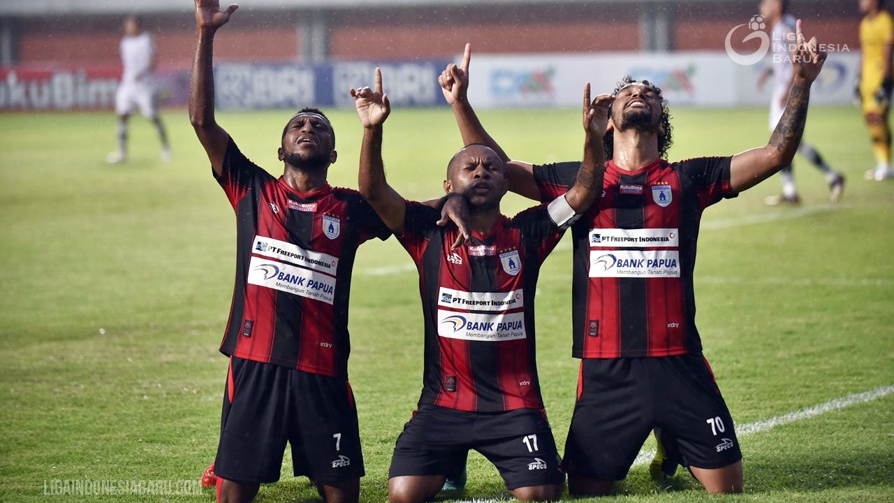 Feri Pahabol (tengah) jadi andalan lini depan Persipura di Liga 1 2021-2022.