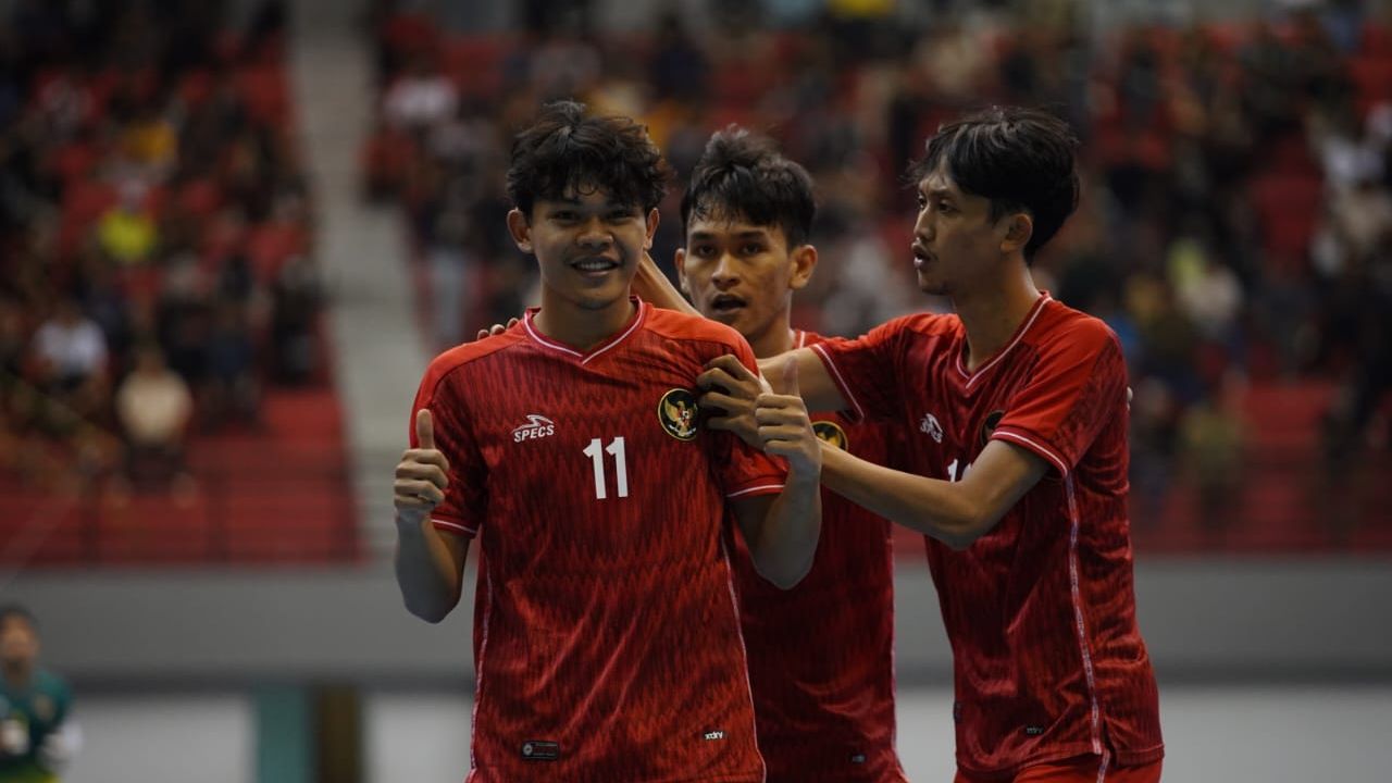 Firman Adriansyah (11) merayakan golnya untuk timnas futsal Indonesia ke gawang Korea Selatan bersama Reza Gunawan dan Muhammad Fajriyan (belakang) pada MNC International Futsal Cup 2022 di GOR Amongrogo, Yogyakarta, 6 September 2022.