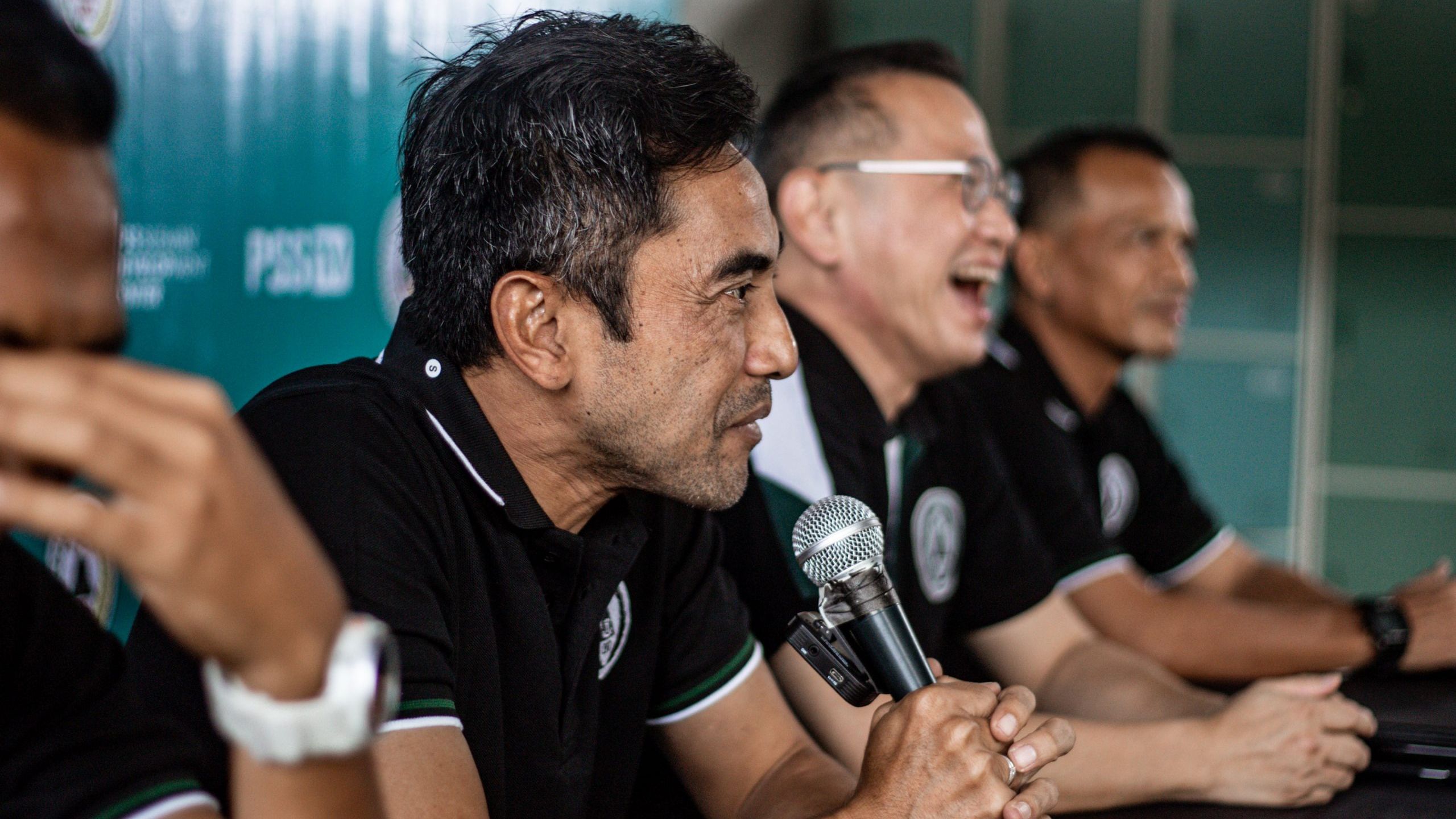 Seto Nurdiyantoro (pegang mic) setelah diperkenalkan sebagai pelatih baru PSS Sleman, 9 April 2022.