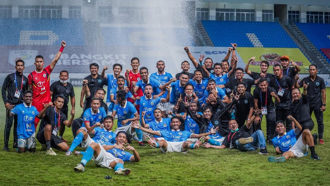 Anggota tim Sulut United meraya keberhasilan lolos ke babak 8 besar Liga 2 2021.