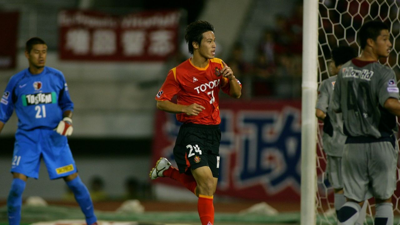 Legenda timnas Jepang, Keisuke Honda, saat membela Nagoya Grampus di J.League.