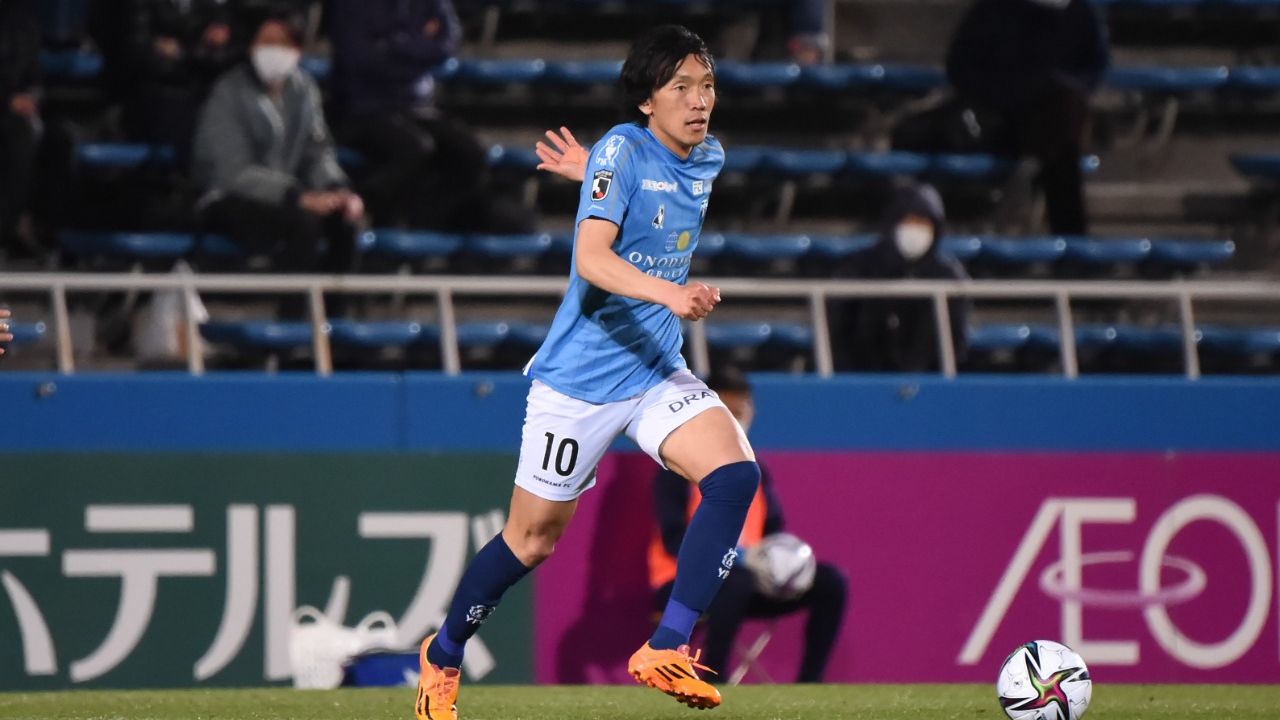 Legenda timnas Jepang, Shunsuke Nakamura, saat bermain untuk Yokohama FC di J.League.