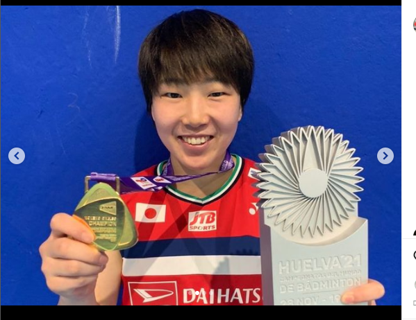 Senyum semringah Akane Yamaguchi yang resmi menjadi juara dunia di BWF World Championships 2021.