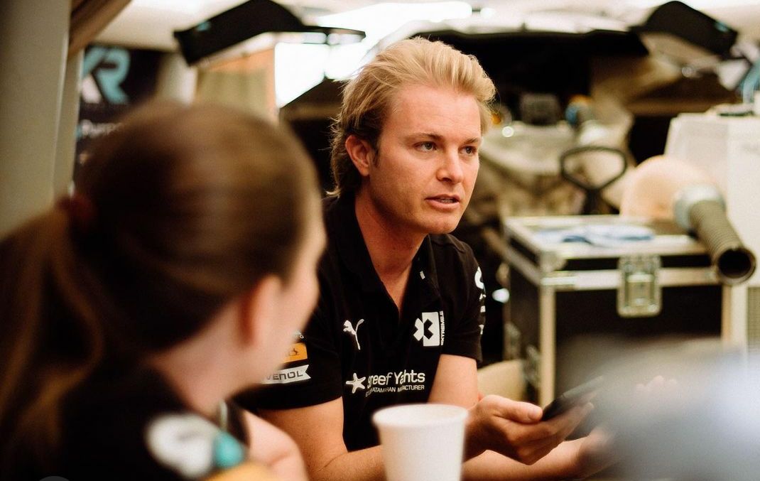 Juara dunia F1 2016, Nico Rosberg, saat berbincang dengan Tim Rosberg X Racing.
