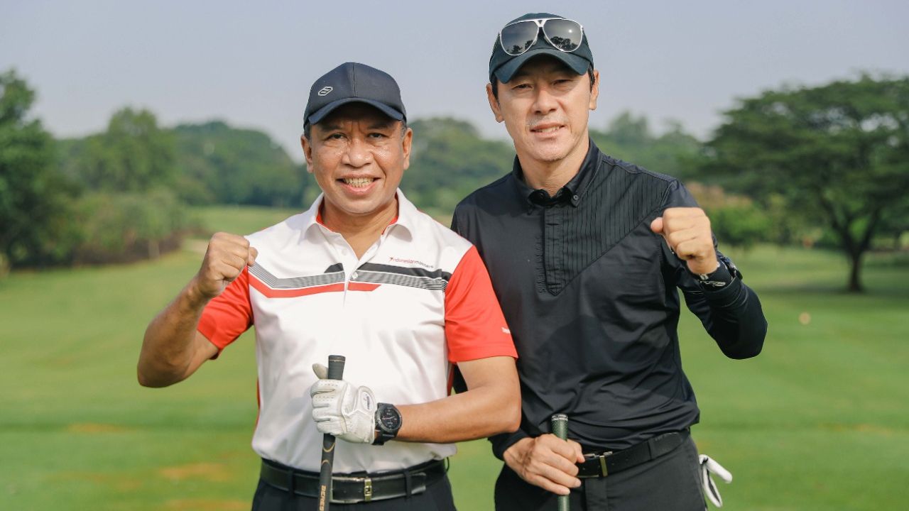 Menteri Pemuda dan Olahraga Republik Indonesia (Menpora RI), Zainudin Amali (baju putih), bermain golf bersama pelatih timnas Indonesia, Shin Tae-yong, di Royal Halim, Jakarta, 4 Februari 2022.