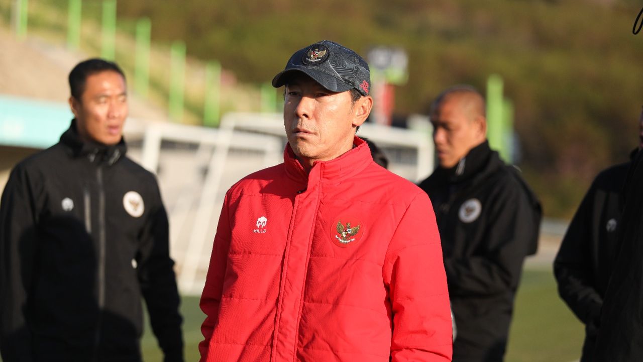 Pelatih timnas U-23 Indonesia, Shin Tae-yong, memimpin latihan timnas U-23 Indonesia di Korea Selatan, April 2022.