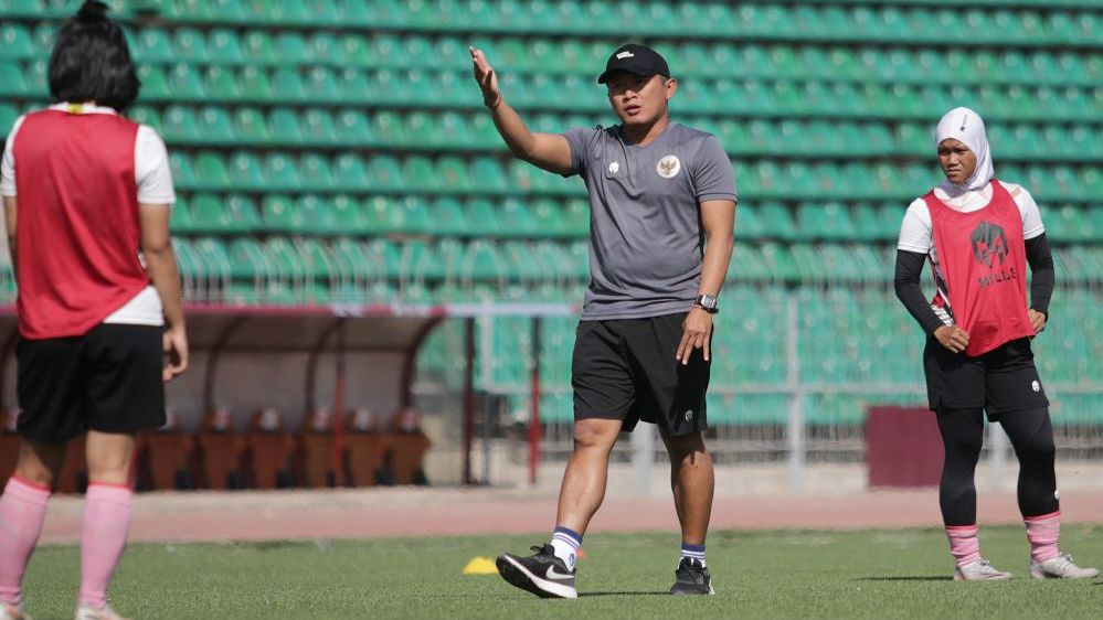Pelatih timnas putri Indonesia, Rudy Eka Priyambada (bertopi), saat memimpin latihan timnya.