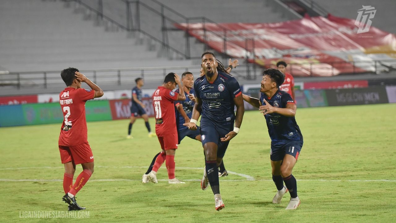 Dua pemain muda Persija, Ilham Rio Fahmi dan Dwiki Arya memegang kepalanya saat striker Arema FC, Carlos Fortes mencetak gol.