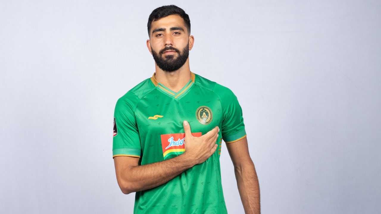 Gelandang bertahan asal Lebanon, Jihad Ayoub, diperkenalkan sebagai pemain PSS Sleman yang sekaligus melengkapi komposisi pemain asing tim untuk menghadapi Liga 1 2022-2023, Juli 2022.