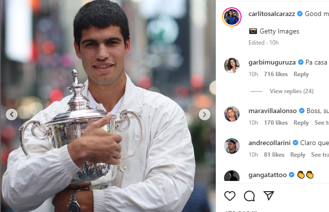 Carlos Alcaraz memamerkan trofi US Open 2022 di Time Square, New York.