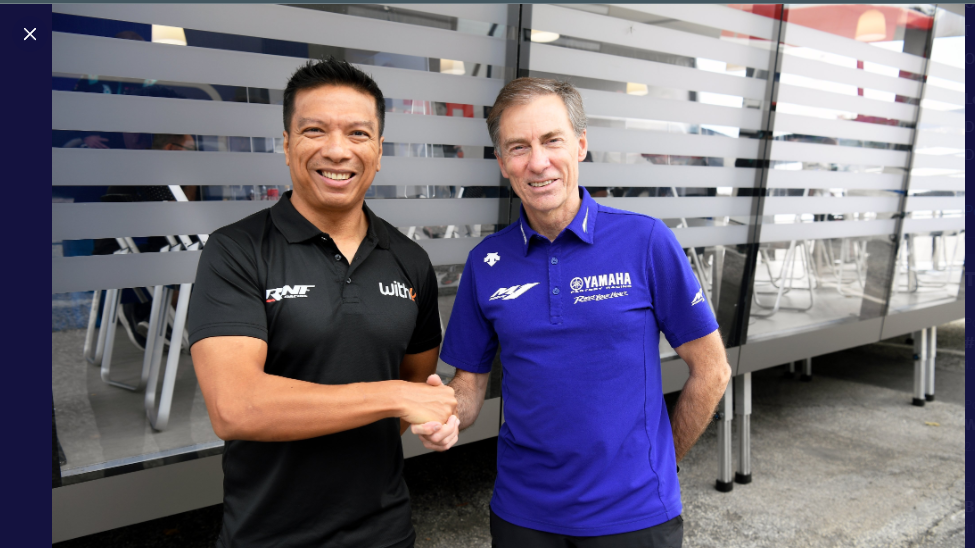 Team Principal RNF MotoGP Team, Razlan Razali (kiri), berjabat tangan dengan bos Yamaha, Lin Jarvis, usai menandatangani kontrak anyar.