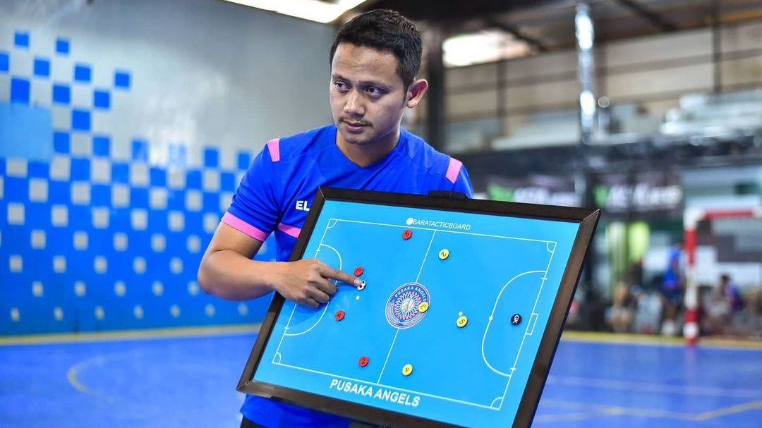 Arif Kurniawan saat memimpin sesi latihan Pusaka Angels dalam menghadapi Women Pro Futsal League 2021, Januari 2022.