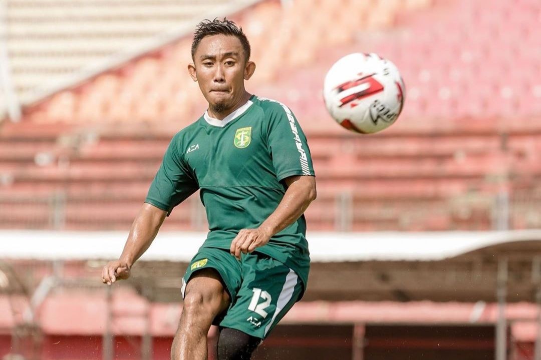Gelandang Persebaya Surabaya, Rendi Irwan, berlatih dengan tim di Stadion Delta Sidoarjo menjelang Liga 1 2020 pada Februari 2020.
