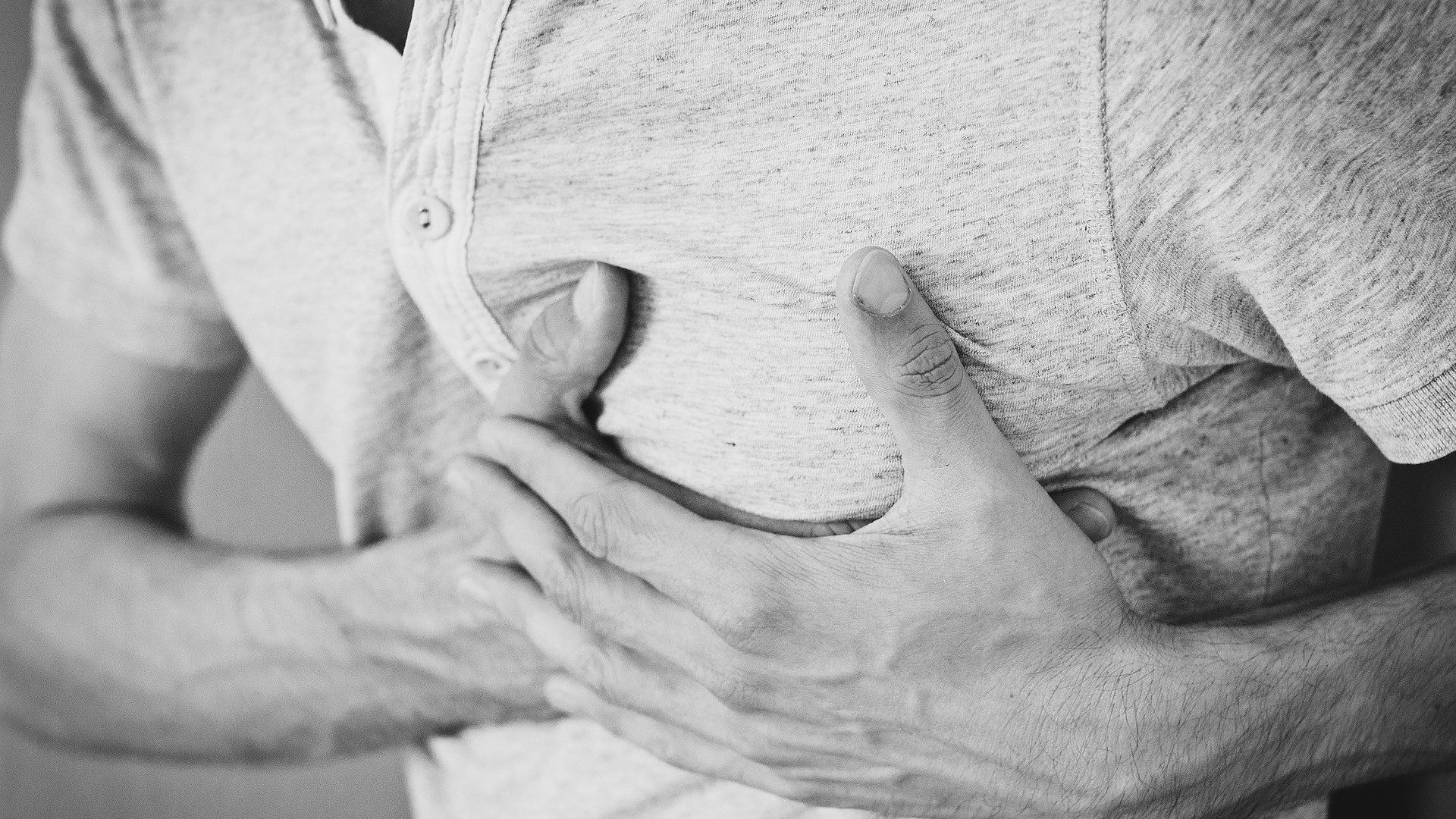 Ilustrasi, seseorang merasakan nyeri di bagian dada, adaah salah satu gejala dari munculnya miokarditis atau peradangan otot jantung. 