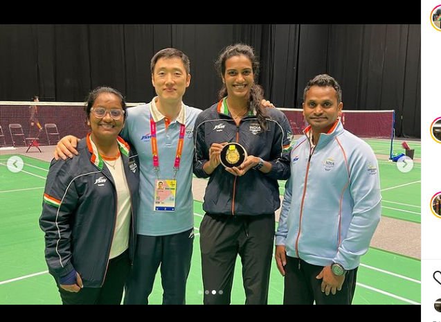 Potret Pusarla V Sindhu (dua dari kanan) bersama pelatih dan tim India usai memenangi medali emas tunggal putri Commonwealth Games 2022 di Birmingham, Inggris, pada Senin (8/8/2022).