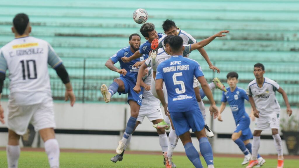 Potret pertandingan uji coba PSIS Semarang vs PSIM Yogyakarta di Stadion Moch Soebroto, Magelang, 25 November 2022.