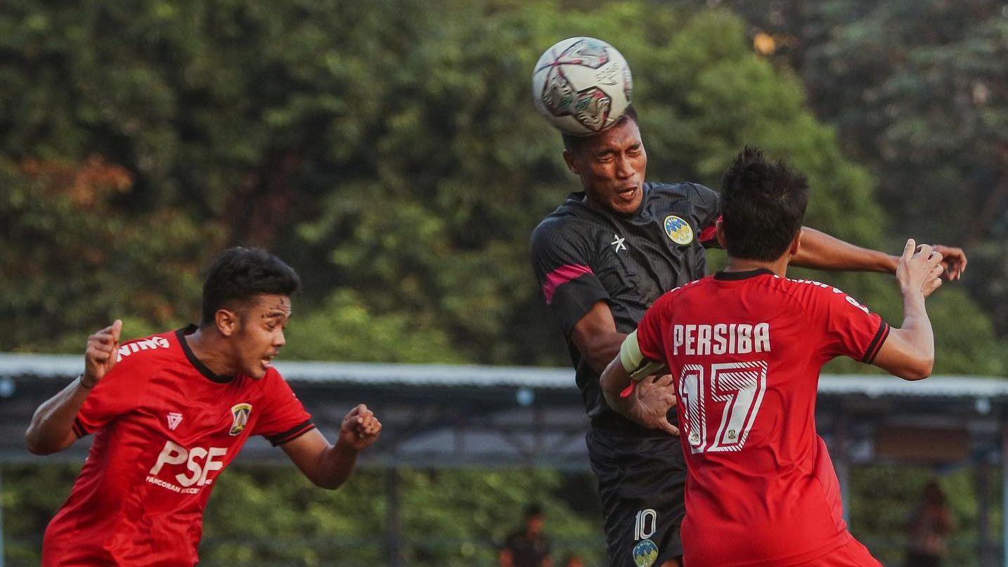 Striker PSIM Yogyakarta, Johan Yoga Utama (tengah) menyudul bola saat laga kontra Persiba Balikpapan dalam uji coba di Jakarta Selatan pada 1 Juli 2022.