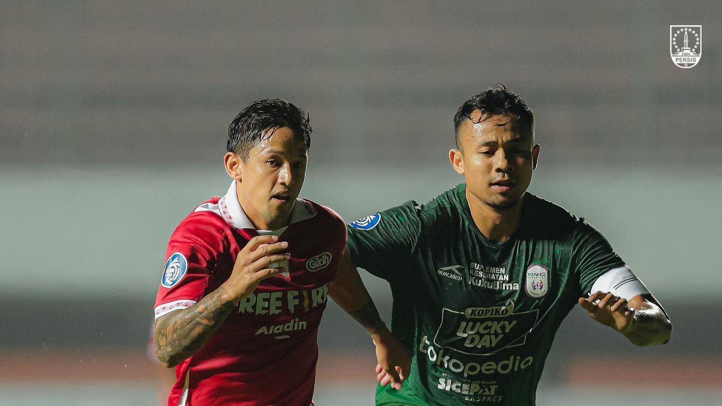 Adu lari penyerang Persis Solo, Irfan Bachdim (kiri) dengan bek tengah Rans  Nusantara FC, Arif Satria dalam laga pekan ke-12 Liga 1 2022-2023, 6 Desember 2022.