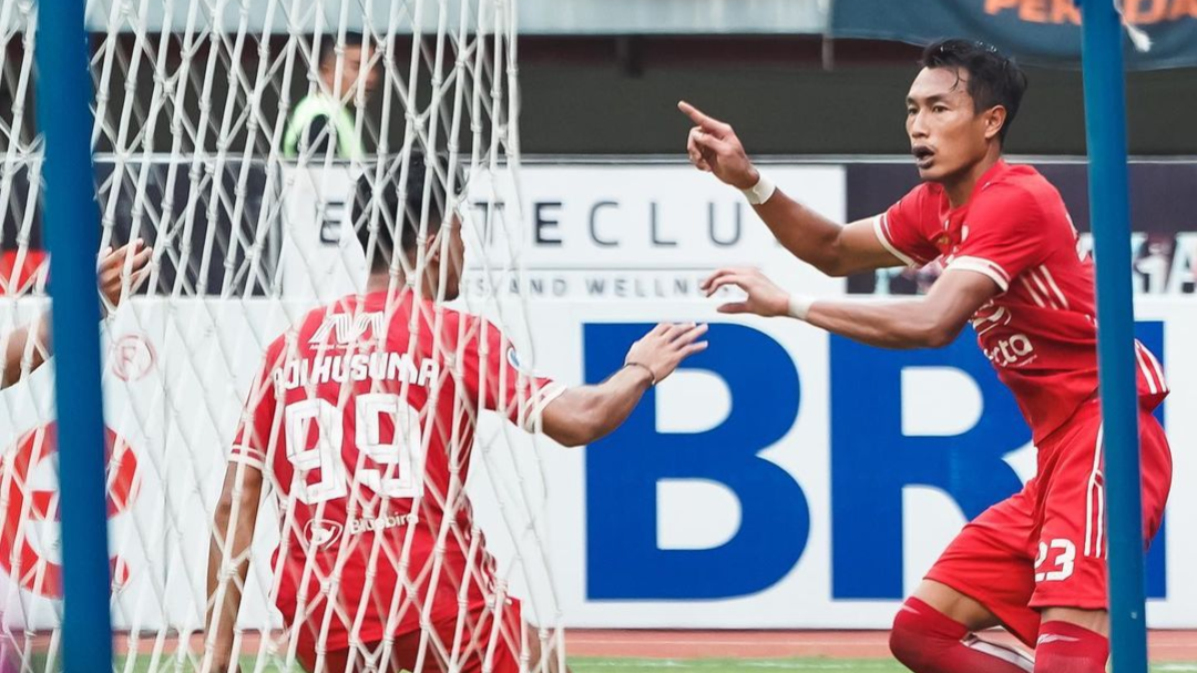 Hansamu Yama (kanan) merayakan gol untuk Persija Jakarta saat menjamu Bali United pada Liga 1 2022-2023 di Stadion Patriot Candrabagha, Bekasi, 15 Januari 2023.