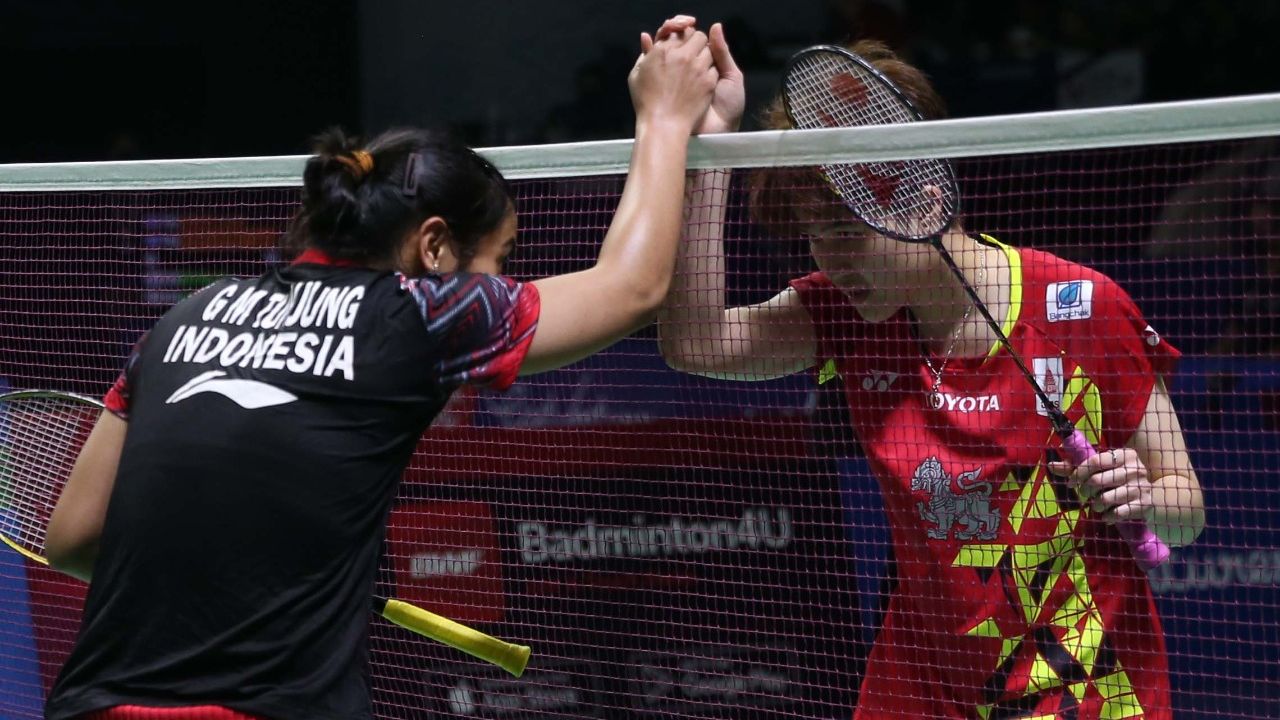 Gregoria Mariska Tunjung berjabat tangan dengan Phittayaporn Chaiwan (Thailand) usai berhadapan pada laga babak pertama Indonesia Open 2022 yang digelar di Istora Senayan, Jakarta pada Rabu (15/6/2022).