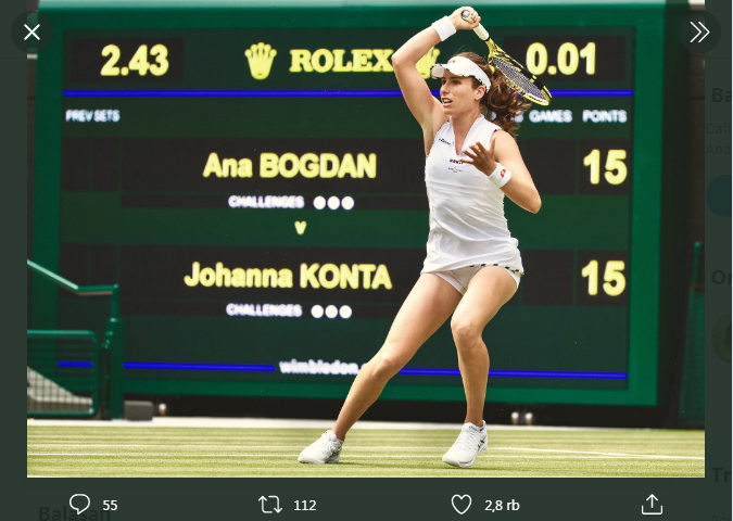 Johanna Konta mengembalikan bola lawan saat turun di Grand Slam Wimbledon 2019. 