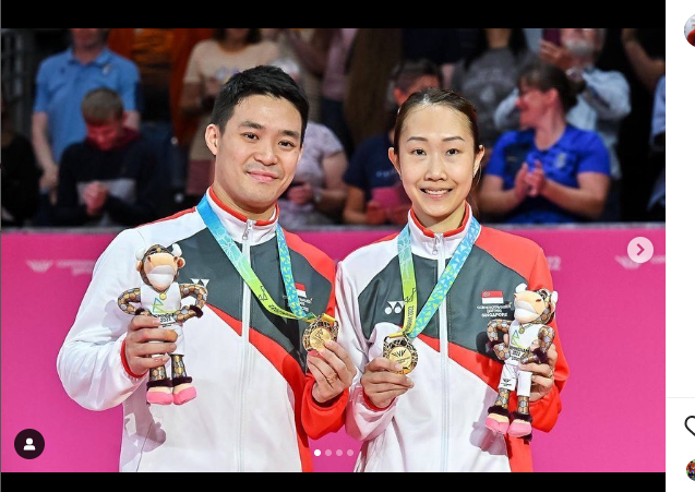 Ganda campuran Singapura, Hee Yong Kai Terry (kiri)/Tan Wei Han Jessica. meraih medali emas ganda campuran di Commonwealth Games 2022.