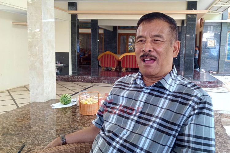 Komisaris PT Persib Bandung Bermartabat, Umuh Muchtar, berbincang dengan jurnalis mengenai ketertarikan klub Thailand atas Febri Hariyadi, di kediamannya pada Selasa, 2 Juni 2020.