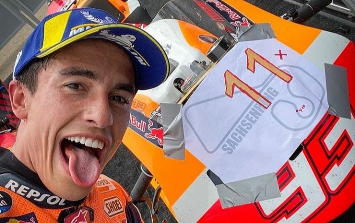 Marc Marquez berfoto dengan RC213V usai memenangi MotoGP Jerman 2021. Ini merupakan kemenangannya yang ke-11 di Sirkuit Sachsenring dari semua kelas balap motor  