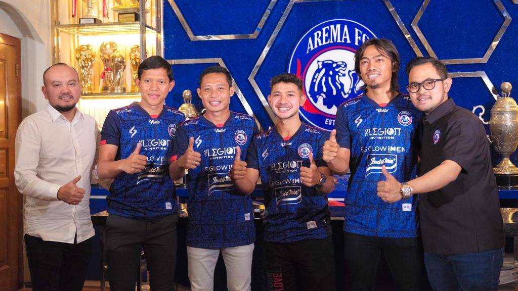 Empat pemain anyar Arema FC (memakai kostum), Evan Dimas, Gian Zola, Adam Alis, dan Andik Rendika Rama resmi diperkenalkan