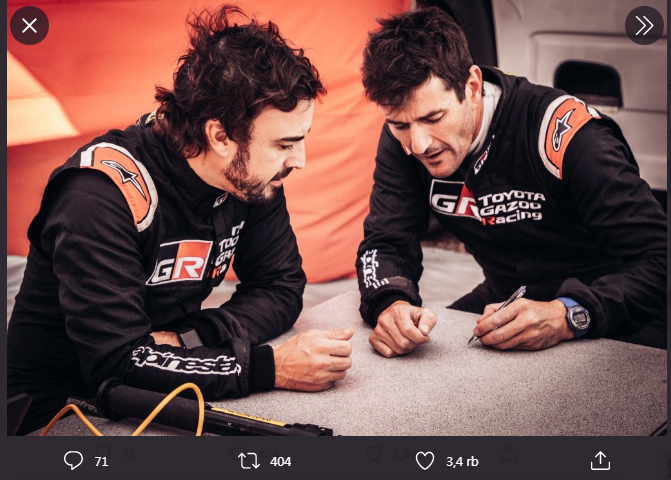 Mantan pembalap F1, Fernando Alonso (kiri), membahas strategi bersama Marc Coma untuk turun di Kejuaraan Dunia Balap Mobil Ketahanan 2018-2019 bersama Tim Toyota Gazoo Racing. Foto ini diunggah di akun Twitter resmi Alonso pada 13 September 2019.