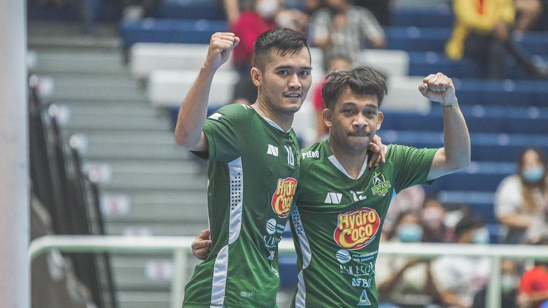 Andri Kustiawan (depan) merayakan golnya bersama Ardiansyah Runtuboy saat membela Bintang Timur Surabaya pada Piala AFF Futsal Antarklub 2022 di Thailand, September 2022.